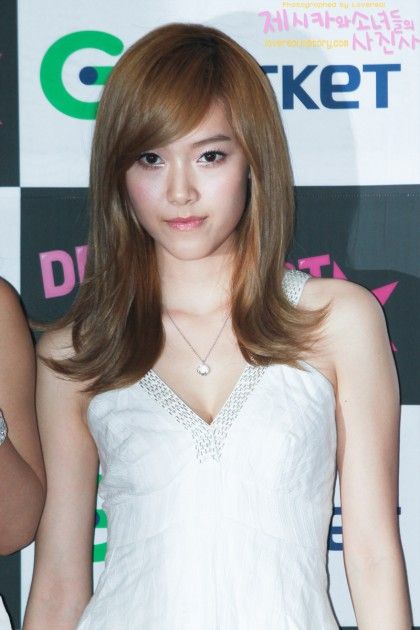 Bangs Asian, Jessica Snsd, Snsd Jessica, Asian Haircut, Swept Bangs, Side Swept Bangs, Side Swept, Mom Hairstyles, A Haircut