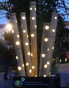 16 Ideas para decorar con palos de bambú secos ~ Mimundomanual Bamboo Wood Decor, Bamboo Outdoor Ideas, Garden Bamboo Ideas, Diy Garden Lighting Ideas, Bamboo Garden Landscaping, Bamboo Crafts Garden, Bamboo Crafts Decor, Diy Bamboo Decoration, Bamboo Ideas Outdoor