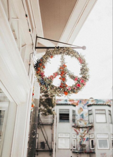 Peace | #opulentmemory Peace Sign Flowers, Haight Street, Sign Flowers, Hippie Aesthetic, Hippie Homes, Flowers Wall Art, Hippie Decor, Print Decor, Flowers Wall