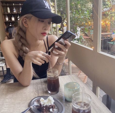 Rosé Girlfriend Material, Loona Kim Lip, Rose Recipes, Bp Rosé, Kim Lip, Girlfriend Material, Rose Icon, Olivia Hye, Black Pink Instagram