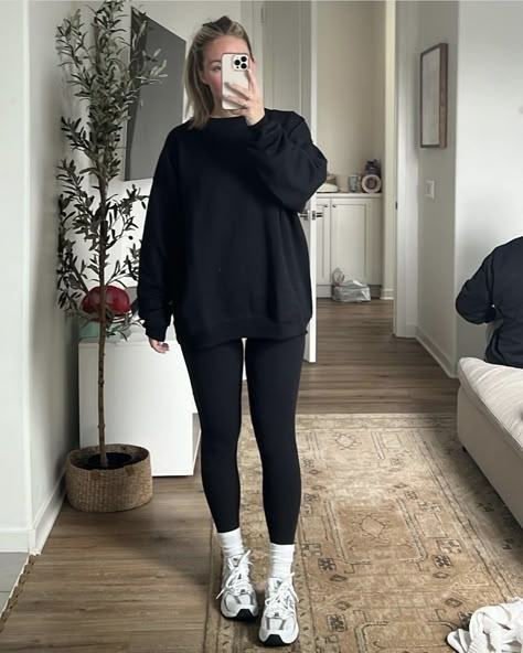 Minimalist Leggings Outfits, Athleisure Outfits Autumn, Leggings Streetwear Outfit, White Gym Leggings Outfit, Oversized Leggings Outfit, University Outfit Comfy, Athletic Lounge Outfits, Rainy Day Wfh Outfit, Sneaker Legging Outfit