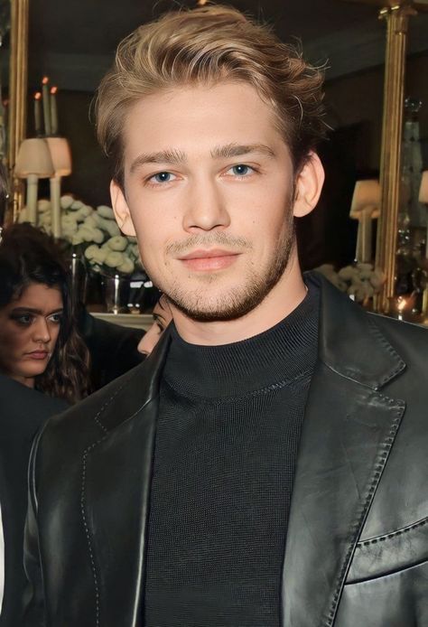 Joe Alwyn Buzzcut, Blonde Actors Men, Joe Awlyn, Joe Alwyn Aesthetic, Conor Edwards, Blonde Actors, English Actors, Joe Alwyn, London Boy