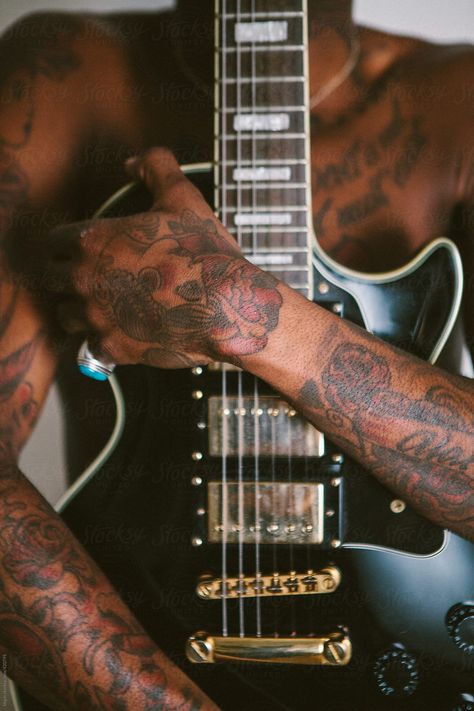 Guitar Photoshoot, Man With Guitar, Guitarist Photography, Guitar Photos, Rock Guitar, Tattoo Videos, Black Man, Photoshoot Inspiration, Black Tattoos