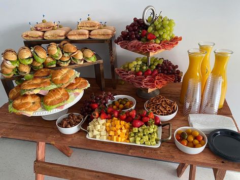 Hospitality Table Food, Breakfast Food Party, Light Refreshments Party Food, Coffe Breake Ideias, Mesa Coffee Break, Bagel Tower, Coffee Bar Brunch, Baby Shower Catering Ideas, Easy Dinner Ideas Vegetarian