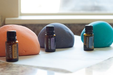 DIY: Aromatherapy Play Dough - calm my kids down while they play?! yeah!!! Sarah Titus, Doterra Lavender, Diy Essential Oil Recipes, Diy Essentials, Diy Aromatherapy, Back To School Essentials, Doterra Oils, Diy Essential Oils, Play Dough