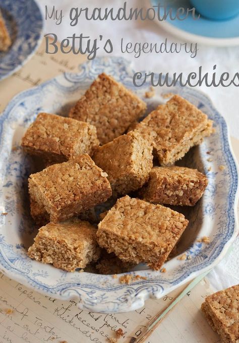 My grandmother Betty's legendary crunchies Oat Crunchies, Crunchie Recipes, Oats Flour, Oatmeal Crisp, Bake Cheesecake, Golden Syrup, My Grandmother, African Food, Chip Cookies