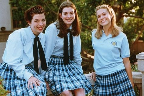 The Princess Diaries: Lilly, Mia, and Lana // Heather Matarazzo, Anne Hathaway, and Mandy Moore Mia Thermopolis Princess Diaries, Mia Thermopolis Outfit, Mia Thermopolis Costume, Chanel Core, Early 2000s Halloween Costumes, Desk Collage, 2000s Halloween Costume, Movie Core, The Princess Diaries 2001