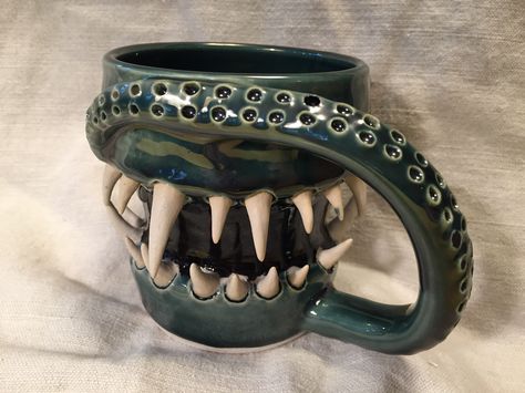 Creative Clay Mug, Scary Ceramics, Cool Bong Designs, Monster Mugs Ceramics, Weird Mugs, Monster Mugs, Monster Mug, Pottery Projects, Sculpture Art Clay