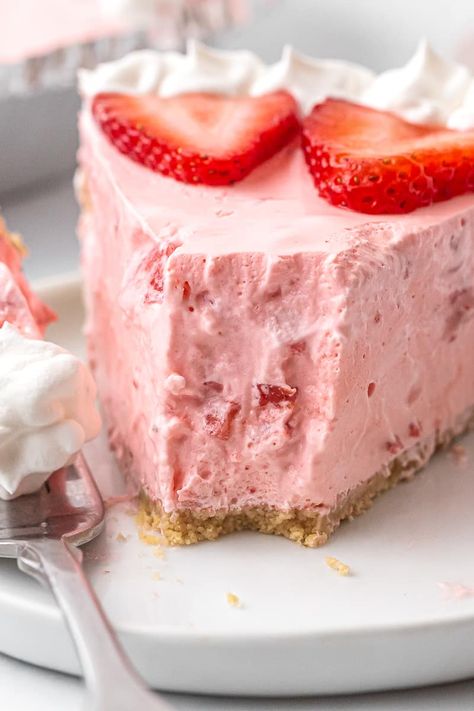 Strawberry Jello Dessert, Strawberry Jello Pie, Jello Pie, Graham Cracker Pie Crust, Cracker Pie Crust, Graham Cracker Pie, Cracker Pie, Easy Strawberry Desserts, Cool Whip Desserts