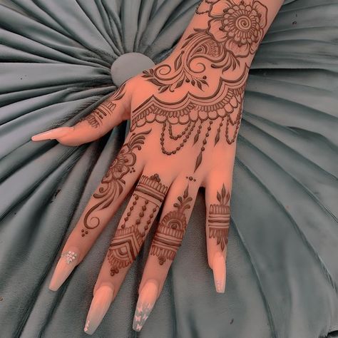 Long Henna Designs Hand, Henna With Initials, Dainty Henna Tattoos, Gorgeous Henna Designs, Prom Henna Designs, Henna Eid, Henna Designs Inside Hand, Henna Designs Long, Henna Main