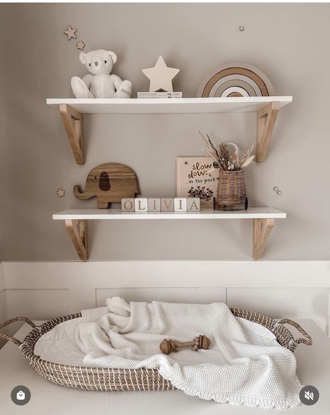 Nursery Shelf Decor, Crafts For Children, Ideas Habitaciones, Baby Room Neutral, Nursery Room Design, Nursery Shelves, Baby Room Inspiration, Nursery Room Inspiration, Baby Room Design