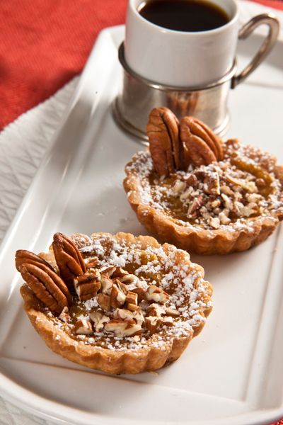 La combinación de miel de maple y nueces resulta irresistible en estas tartaletas. Calabaza Recipe, Holiday Cooking Christmas, Pecan Pies, Easy Dessert Recipes Quick, Dessert Bites, Best Party Food, Cute Desserts, Sweet Tarts, Tart Recipes