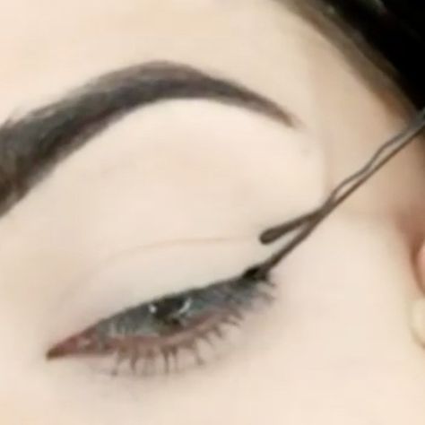 Easy Winged Eyeliner, Eyeshadow For Green Eyes, How To Do Eyeliner, Green Eyeliner, Eyeliner Hacks, Winged Eyeliner Tutorial, Perfect Cat Eye, Eyeliner For Beginners, Simple Eyeliner