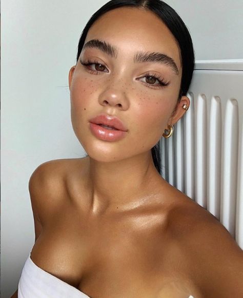 Wellness Girl, Dewy Makeup Look, Tanned Makeup, Summer Makeup Looks, Dewy Makeup, Smink Inspiration, Perfect Eyebrows, Clean Makeup, Glowy Makeup