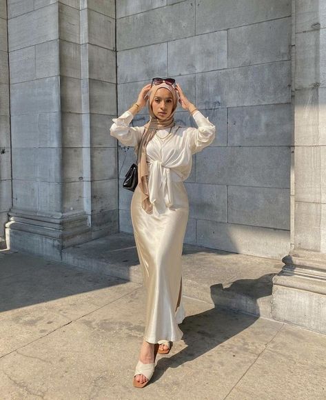 Satin Skirt Modest Outfit, Dinner Outfits Hijab, Nude Satin Skirt Outfit, Outfit Perpisahan, Silk Skirt Outfit Summer, Satin Skirt Outfit Summer, Hijab Outfit Summer, Clean Outfit, Silk Skirt Outfit