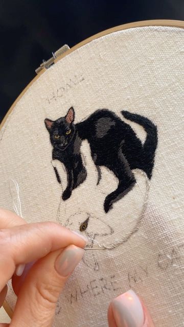 Queen of Embroidery ~ By Neveen Wassef on Instagram: "The sound of stitching is soothing to my soul ❤️ I’m using long and short stitched as part of the needle painting technique for these cats; Solo and Sosta 🐈 🐈‍⬛ Embroidery taught me patience.. It took me 24 working hours to create this pet portrait 🤓 Tag your pet lovers friends 😊 #needlepainting #threadpainting #threadartist #custompetportrait #modernembroidery #egyptianstitchers #fiberart #hoopart #textileartist #embroideredportrait #mod Wall Embroidery, Needle Painting, Sound Wall, Long And Short Stitch, Embroidered Portrait, Contemporary Embroidery, Thread Painting, Cat Portrait, Contemporary Crafts