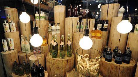 Thrift Store Display Ideas, Vintage Shop Display, Gift Shop Displays, Merchandising Ideas, Food Retail, Visual Merchandising Displays, Advanced Skin Care, Retail Inspiration, Wine Display