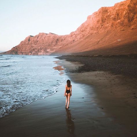 Lanzarote Photo Ideas, Tenerife Photo Ideas, Shooting Aesthetic, Island Outfit, Winter Beach, Talented People, Canary Islands, Beach Holiday, Photo Inspo