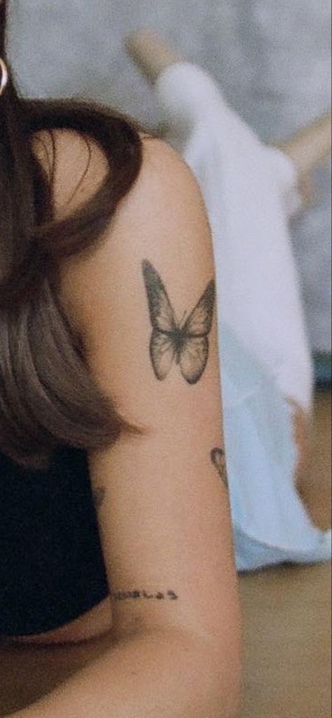 Ariana Grande Tattoos Arm, Ariana Grande Arm Tattoo, Butterfly Detailed Tattoo, Ariana Butterfly Tattoo, Ariana Grande Butterfly Tattoo, Butterfly Tattoo Arm Sleeve, Upper Arm Floral Tattoo, Ariana Tattoos, Detailed Butterfly Tattoo