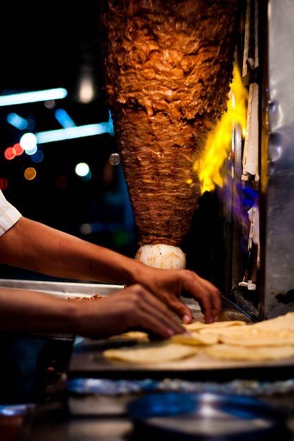 Shawarma Photography, Trompo Tacos, Grilled Tandoori Chicken, Tacos Mexicanos, Real Mexican Food, Taco Restaurant, Meat Restaurant, Middle East Food, Tacos Al Pastor