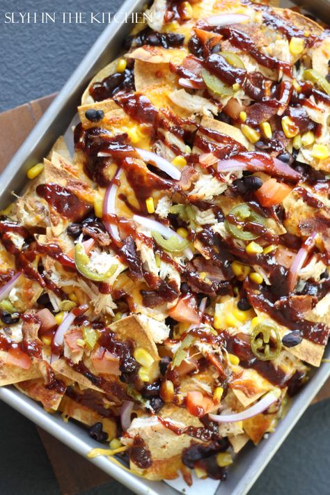 Dinner Party Side Dishes, Nacho Dinner, Nacho Board, Nachos Restaurant, Classic Nachos, Bbq Nachos, Quick Appetizer Recipes, Bbq Chicken Nachos, Sheet Pan Nachos