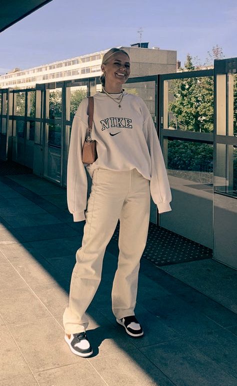 Aesthetic Outfits Sweatpants, Crewneck Outfit Aesthetic, Cargo Pants Outfit Fall, White Sweatshirt Outfit, Sport Pants Outfit, Beige Cargo Pants Outfit, White Hoodie Outfit, Cream Pants Outfit, Crew Neck Outfit