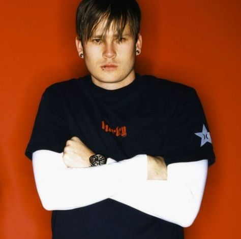 Tom Delonge 90s, Skater Style Men, Blink 182 Tom Delonge, Blink 182 Tom, Angels And Airwaves, Punk Boy, Emo Boyfriend, Prom King, Tom Delonge