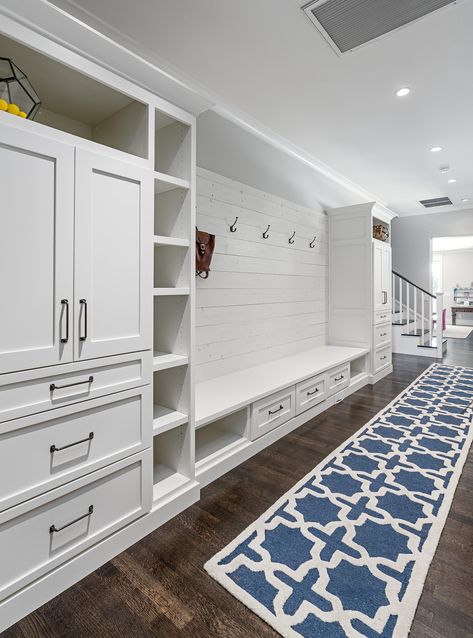 This mudroom is quite big and a little on the fancier side with a lot of storage drawers and a large area with hooks for one to hang their clothes. It also has an extensive white bench with storage drawers underneath. Because it is more in the open than being very secluded, it doesn’t really look like a mudroom and more like an open storage design, given how it is right next to the stairs. Mudroom Lockers, Mudroom Ideas, Mudroom Entryway, Mudroom Decor, Mudroom Laundry Room, Hanging Ideas, Mud Room Storage, Home Staging Tips, Mudroom Design