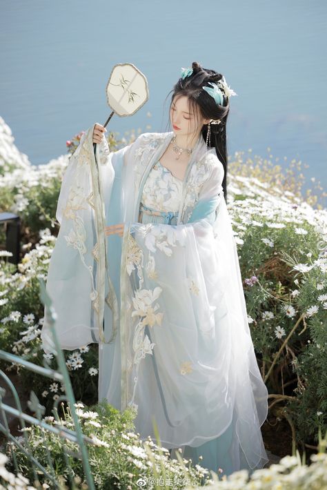 Ancient Chinese Dress Princesses, Chinese Traditional Dress Princesses, Chinese Hanfu Princesses, Hanfu Princess, Chinese Princess Dress, Chinese Clothing Traditional, Genshin Oc, Traditional Asian Dress, Hanfu Girl