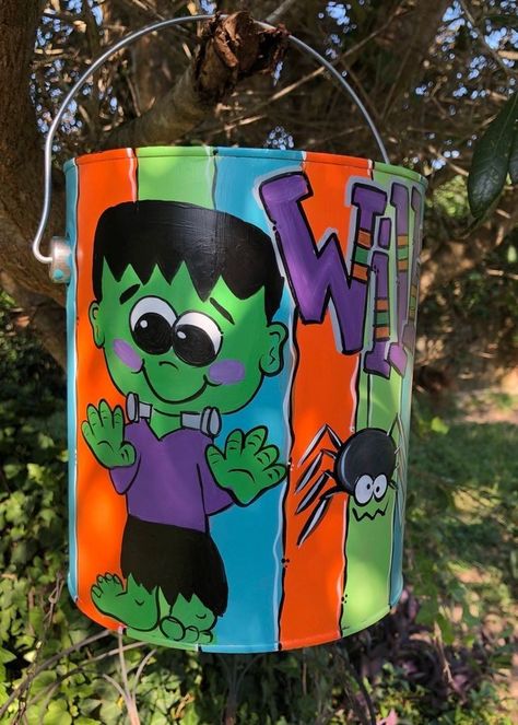 Halloween Buckets Ideas, Paint Bucket Design, Diy Halloween Buckets, Painted Easter Baskets, Painted Banners, Bucket Crafts, Trick Or Treat Bucket, Vendor Ideas, Boys Easter Basket