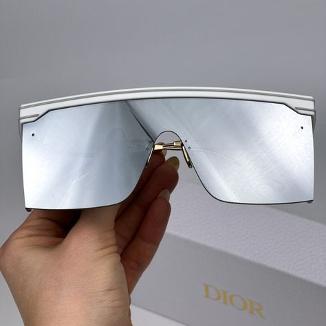 Dior Diorclub M1u 51a4 Brand New Sunglasses White Smoke Mirror Unisex Oblique Mask Same/Next Day Shipping! Brand New And 100% Authentic! Made In Italy. Brand: Dior Model Number: Diorclub M1u Color Code: 51a4 Gender: Women / Unisex Frame Color: White Lens Color: Smoke Mirror Lens Material: Bio Polyamide Frame Shape: Oblique Mask / Shield Frame Style: Full-Rim Frame Material: Acetate / Metal Size: 137x0x130 100% Uv Protection. Full Retail Dior Set Includes: 1. Glasses 2. Case 3. Cleaning Cloth With Brand Logo 4. Manufacturer Care Instructions 5. Dior Branded Box Dior Dior So Real Sunglasses, Mirror Logo, Couture Sunglasses, Christian Dior Designer, Pink Eyeglasses, Dior Model, Flat Top Sunglasses, Christian Dior Sunglasses, Sun Glass