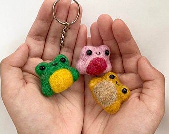 Needle Felted Ideas, Needle Felted Keychains, Needle Felting Keychain, Needle Felt Keychain, Cute Needle Felting Ideas, Felted Keychains, Felt Turtle, Felt Fruit, Felt Keychain