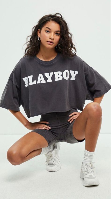 Boy Shorts Outfit Women, Oversized Cropped Tshirt, Big Shirt Outfits, Photoshoot Campaign, Oversized Hoodie Outfit, Tomboy Stil, Distressed Tshirt Diy, Distressed Tshirt, Oversized Crop Top