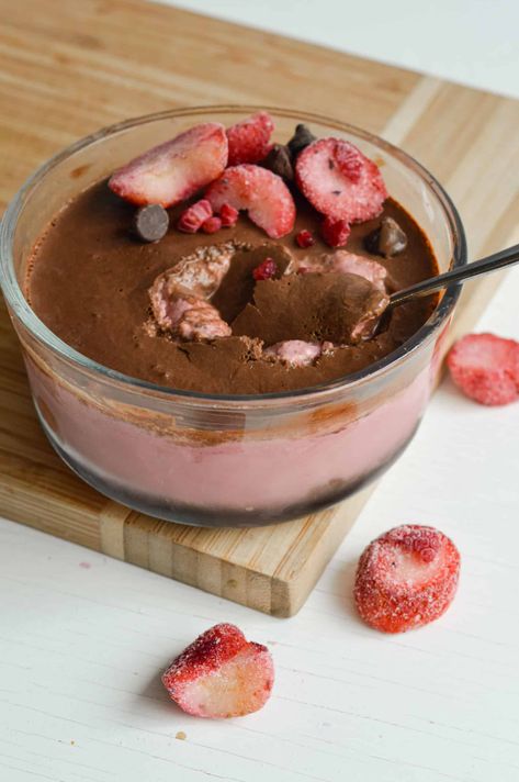 Chocolate Covered Strawberry Blended Overnight Oats Strawberry And Chocolate Overnight Oats, Strawberry Blended Overnight Oats, Chocolate Covered Strawberry Overnight Oats, Blended Strawberry Oats, Layered Overnight Oats, Blended Overnight Oats Healthy, Blended Overnight Oats Protein, Blended Oats Overnight, Overnight Oats Blended