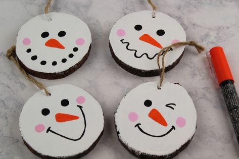 Wood Slice Snowman Ornaments - Frugal Mom Eh! Wood Slice Snowman, Wood Cookies, Kids Christmas Ornaments, Diy Snowman, Snowman Ornament, Holiday Craft, Wood Christmas Ornaments, Snowman Crafts, Snowman Ornaments