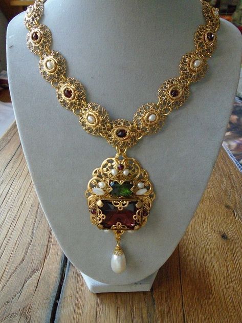 Tudor Jewelry Royal Jewels, Queen Cersei Lannister, Wizard Jewelry, Queen Cersei, Pearl Ornaments, Cersei Lannister, Edwardian Jewelry, Gold Jewelry Stores, Medieval Jewelry