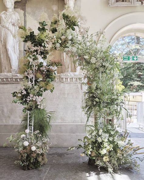 Florence Kennedy (@petalon_flowers) • Photos et vidéos Instagram Floral Wedding Arch, Green Wedding Flowers, Country Garden Weddings, Ceremony Design, Unique Wedding Flowers, Flower Installation, Ceremony Inspiration, Ceremony Flowers, Floral Arch