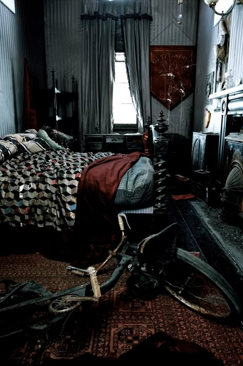 Sirius Black's Bedroom, Order of the Phoenix Gryffindor Aesthetic, Aesthetic Bedroom Ideas, Hogwarts Aesthetic, Potter Facts, Black Bedroom, Harry Potter Aesthetic, Trendy Bedroom, Wizarding World Of Harry Potter, Noble House