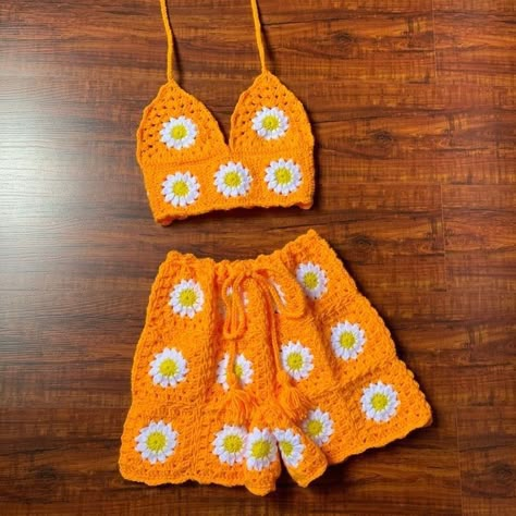 Crochet Clothes Shorts, Crochet Shorts Pattern, Crochet Two Piece, Beau Crochet, Crochet Top Outfit, Crop Top Pattern, Mode Crochet, Crochet Clothing And Accessories, Crochet Shorts