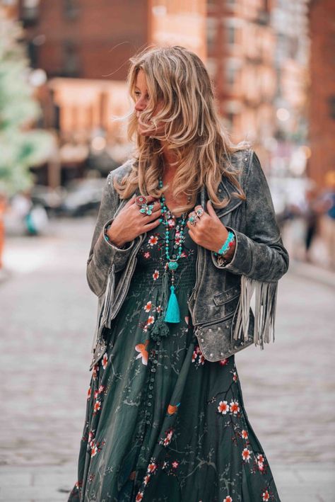 That fabulous maxi green dress bohemian style that is just perfect for those long summer nights and long holidays on the beach. Green Bohemian Dress, Maxi Green Dress, Dark Green Boho, Bohemian Pictures, Pictures Background, Luna Fashion, Bohemian Outfits, Betty Davis, Hippy Style