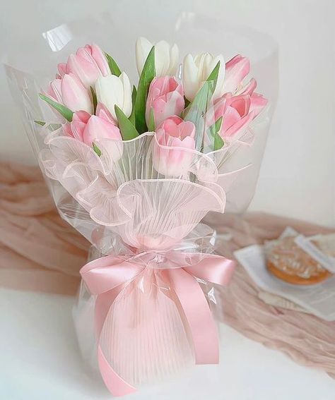 Bucket Tulip, Pink Tulips Bouquet, Unique Bridal Bouquets, Diy Bouquet Wrap, Luxury Flower Bouquets, Flower Bouquet Diy, Boquette Flowers, Tulip Bouquet, Bouquet Wrap