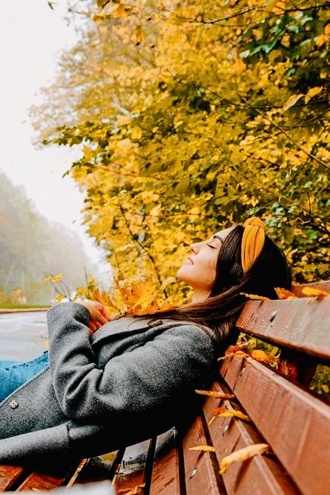 Autumn Photography Portrait, Fall Photo Shoot Outfits, Fall Shoot, Fall Portraits, Autumn Park, Changing Leaves, Autumn Scenes, Fall Photoshoot, Photography Poses Women