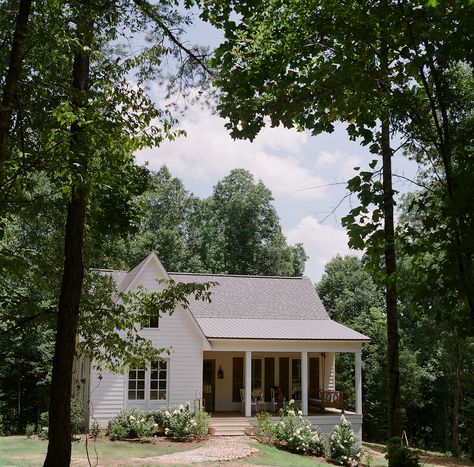 A Mississippi Home That Gave New Life to an Old Farmhouse - Hammade Home Old Farmhouse New Build, White Small Homes Exterior, Old Farmhouse Porch, Mississippi Aesthetic, Mississippi Farmhouse, Old White Farmhouse, Old Farmhouse Aesthetic, Old Farmhouse Exterior, Mississippi Homes