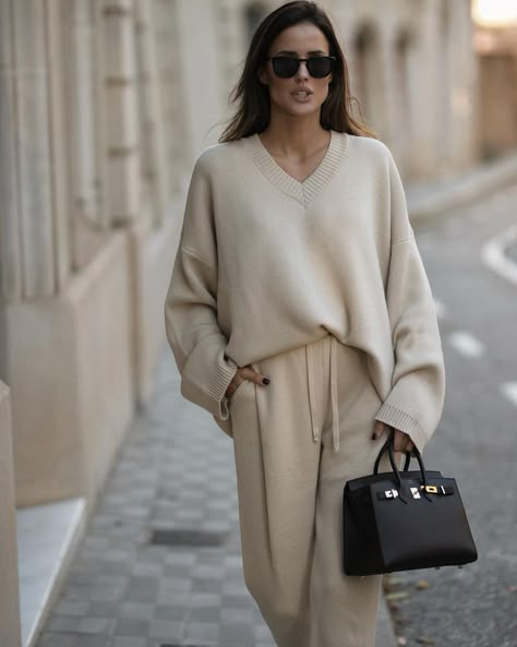 Alex Riviere, Minimalism Clothes, Chique Outfit, Chic Chic, Knitted Suit, Cashmere Sweater Women, Traje Casual, Knitting Women Sweater, Office Style