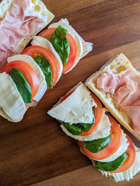 Basil Sandwich, Italian Baguette Sandwich, Prochutto Sandwich, Baguette Sandwich Recipes, Sandwich With Baguette, Baguette Sandwich Ideas, Panzanella Sandwich, Sandwich With Mozzarella, Picnic Lunch