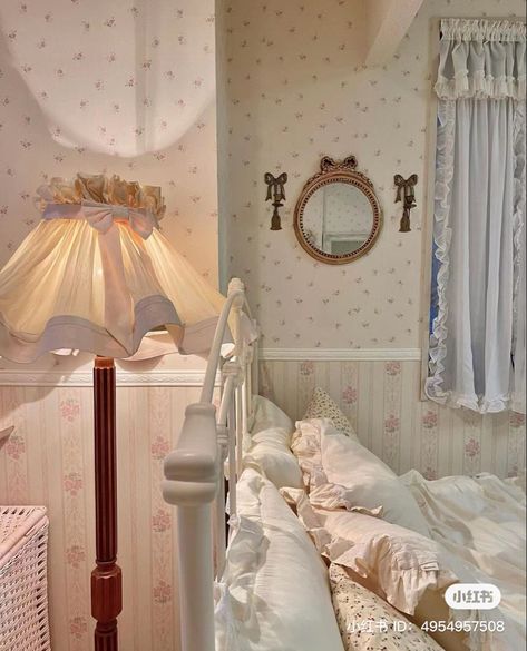 Rooms Decoration, Coquette Room, Living In London, Girly Room, Pretty Room, Dreamy Room, Vintage Room, Dream Room Inspiration, Room Makeover Bedroom