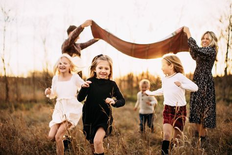 Family Laying Down Pose, Blanket Family Photos, Utica Illinois, Olsen Family, Family Photo Blanket, Outdoor Family Photoshoot, Forest Photoshoot, Starved Rock State Park, Family Playing