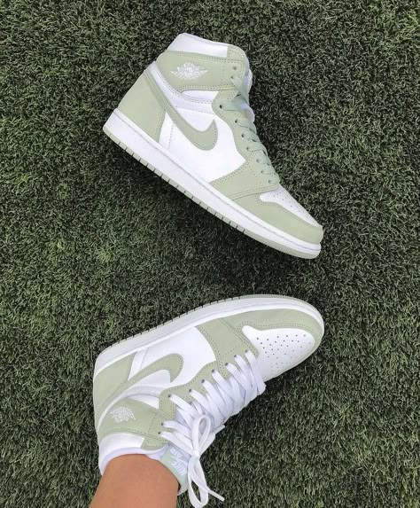 Trendy Shoes Sneakers, Nike Shoes Girls, Nike Fashion Shoes, Preppy Shoes, Jordan Shoes Girls, Jordan Shoes Retro, All Nike Shoes, Baskets Nike, Nike Air Shoes