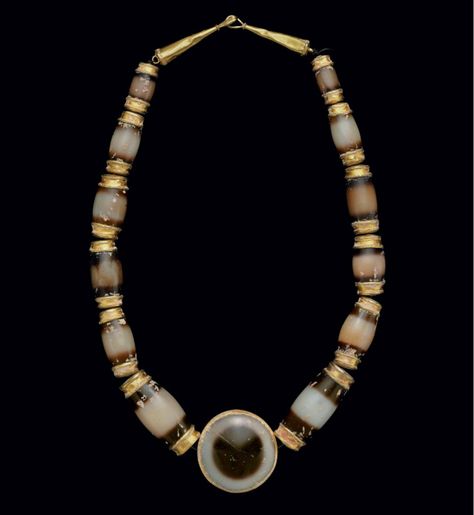 East Greek or South Arabian gold and banded agate necklace, dated to about 300 BCE. At the center of the necklace is an eye agate. Found on Christie’s. Ancient Ornaments, Augustus Caesar, Roman Necklace, Ancient Necklace, Ancient Beads, Ancient Jewels, Eye Agate, Roman Jewelry, Islamic Jewelry