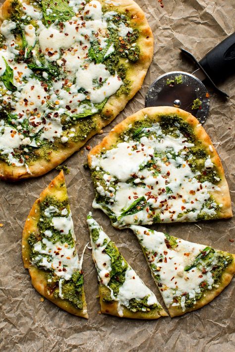 Cheesy Spinach Pesto Flatbread Pesto Flatbread Recipes, Pesto Flatbread, Flatbread Pizzas, Easy Flatbread Recipes, Pesto Spinach, Easy Flatbread, Spinach Pesto, Cheesy Spinach, Naan Pizza